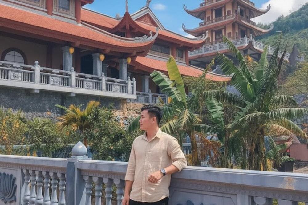 Khuôn viên chùa có rất nhiều góc đẹp để chụp hình kỷ niệm.